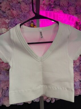 Zenana White Ribbed V-Neck Crop Top